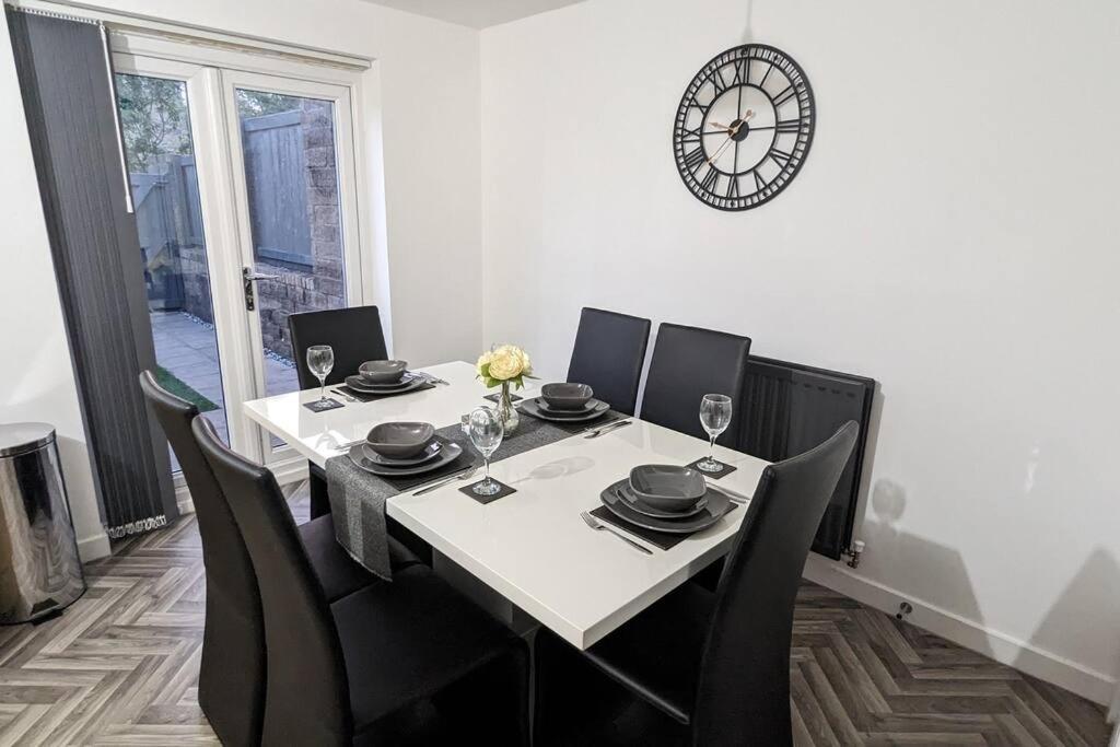 Clariturf - 4 Bedroom Semi - Private Parking Near Turf Moor, Town Centre, Transport And Motorway Links Next To Canal, 3 Parks And Lake - Sky And Netflix Burnley Kültér fotó
