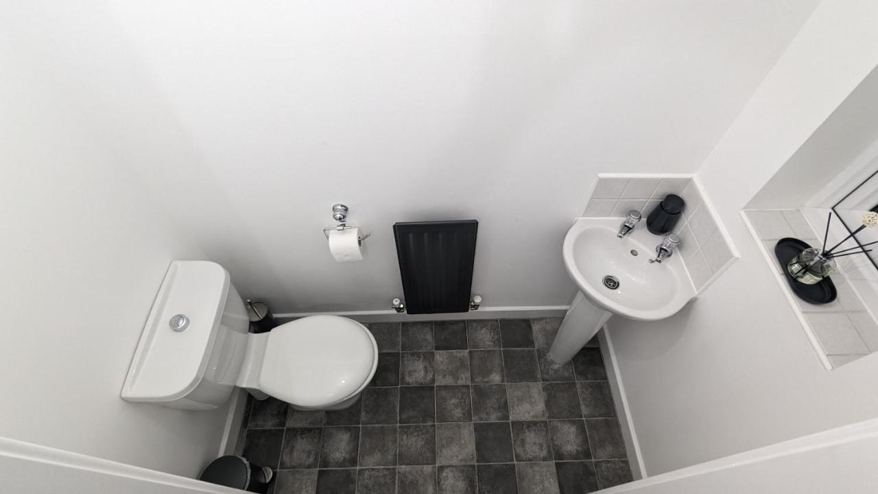 Clariturf - 4 Bedroom Semi - Private Parking Near Turf Moor, Town Centre, Transport And Motorway Links Next To Canal, 3 Parks And Lake - Sky And Netflix Burnley Kültér fotó