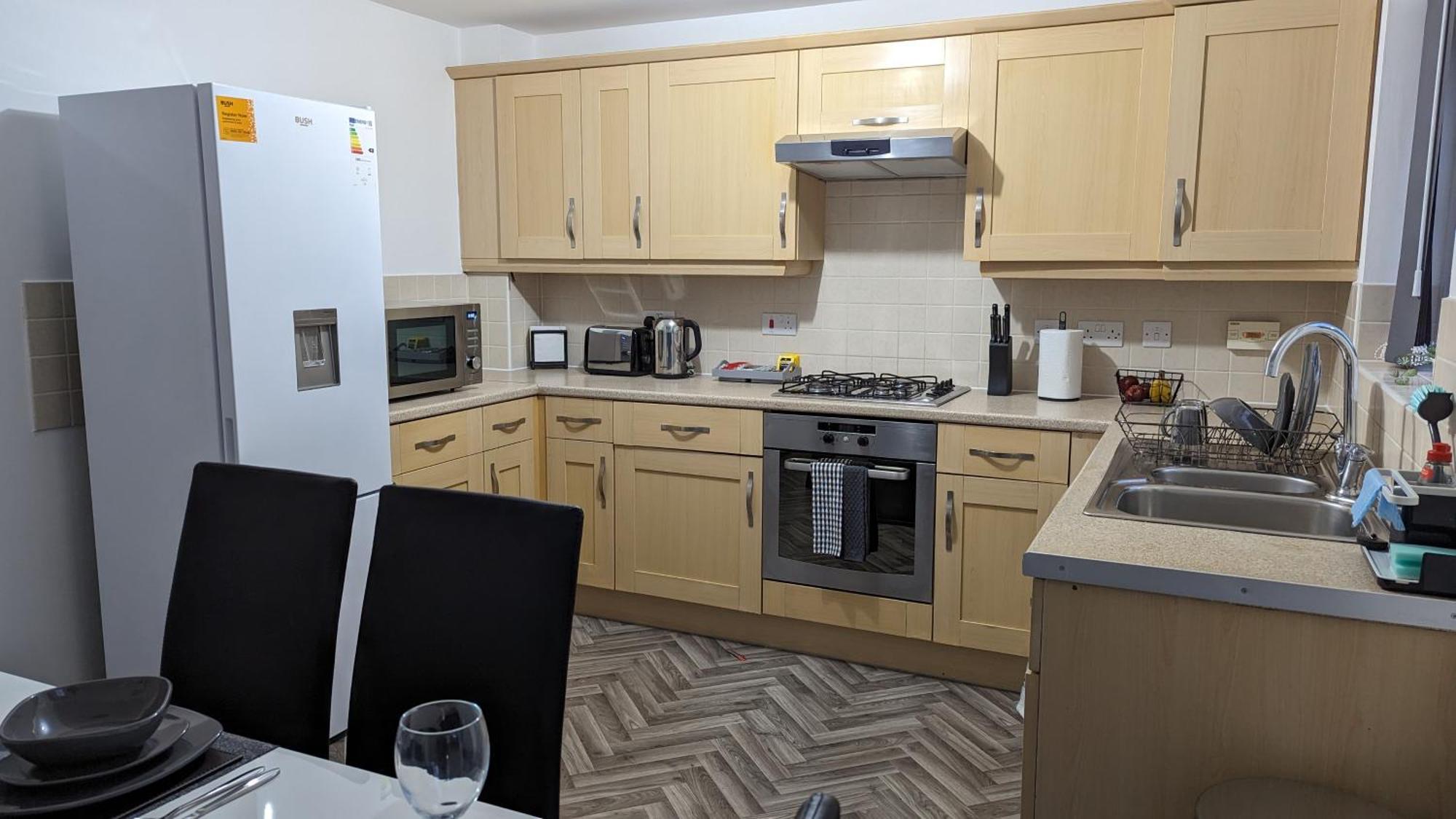 Clariturf - 4 Bedroom Semi - Private Parking Near Turf Moor, Town Centre, Transport And Motorway Links Next To Canal, 3 Parks And Lake - Sky And Netflix Burnley Kültér fotó